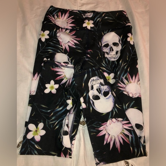 Evolution and Creation leggings size medium skull and flowers 
Bundle2save$ - Picture 6 of 9